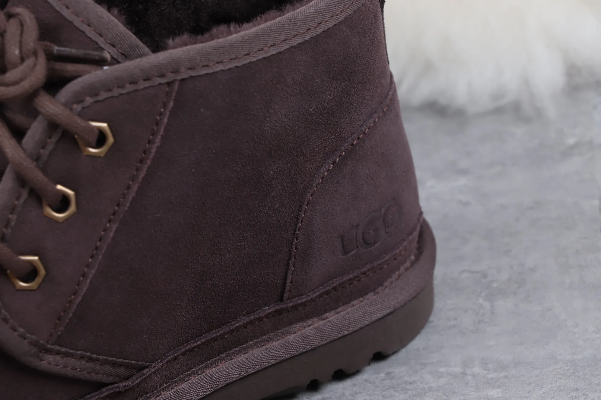 💰520 UGG sheepskin integrated snow boots 3236 brown M Neumel Product description: As an extension of the classic series, the classic lightweight series has a low-key outsole and upper inspired by classic styles, showing the comfort and luxury of UGG. Upper: cow leather, soft suede upper. Insole: 17mm UGGpure™ wool cushioning foam insole. Sole: Treadlite by UGG™ Light wing technology outsole - non-slip, cushioning, wear resistance, and good elasticity Heel: Brand LOGO on the side Size: 39 40 41 42 43 44 45